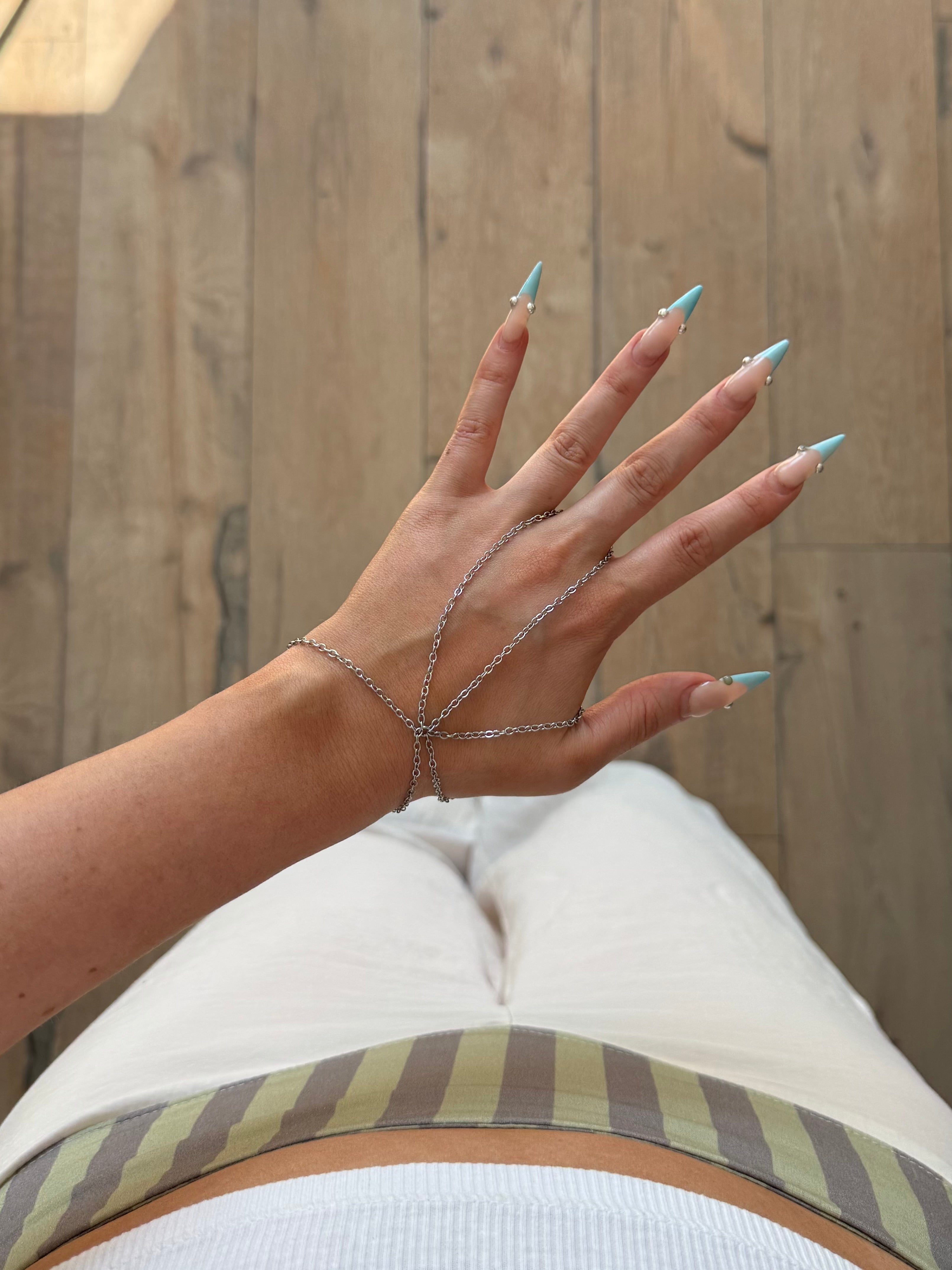 Maeve hand chain silver