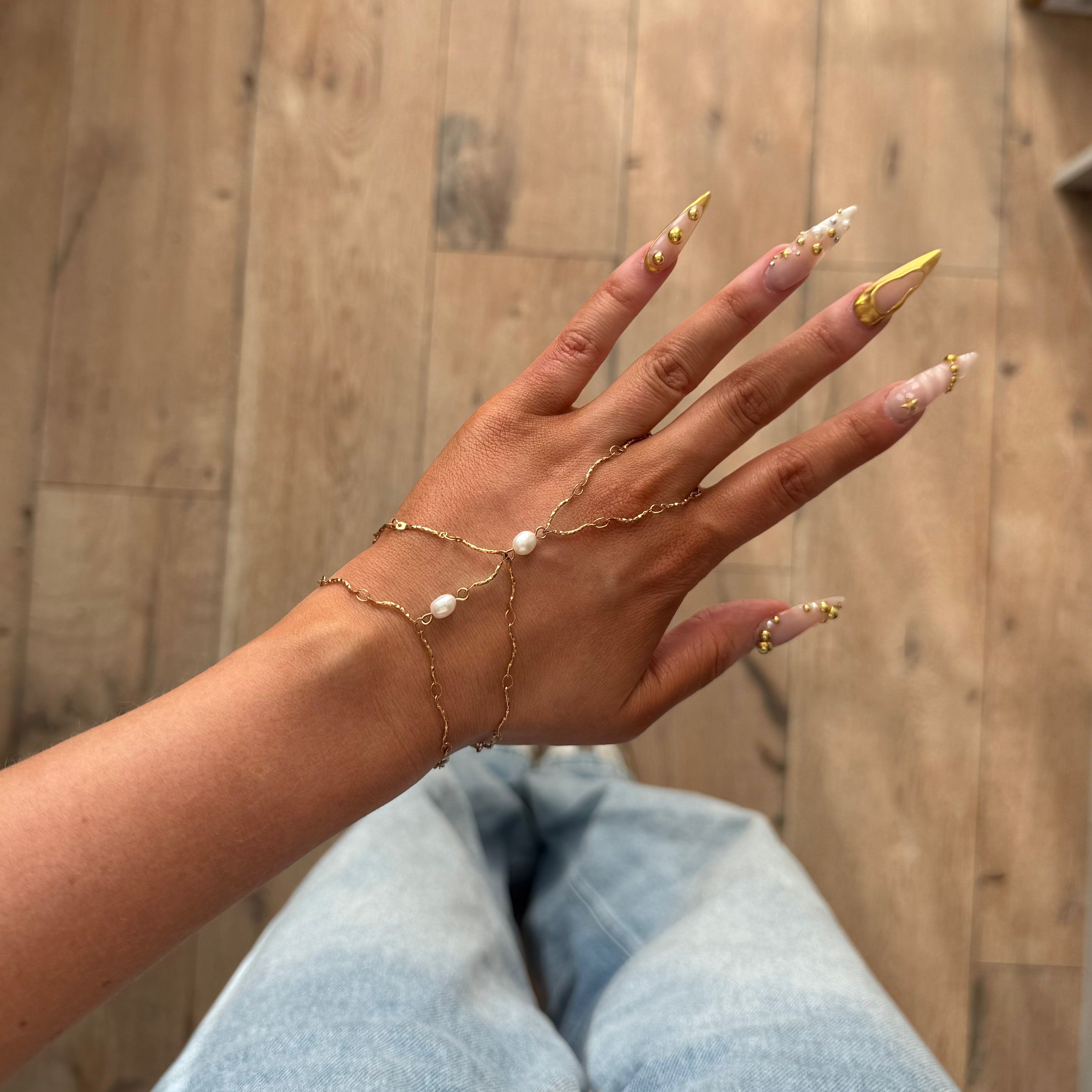 Signe hand chain